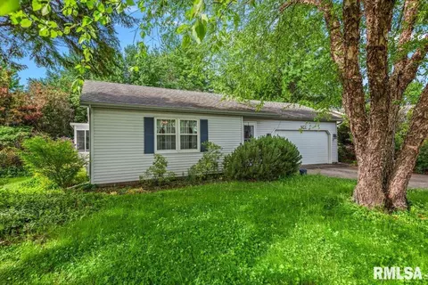 Exterior - 400 E Lynwood Dr, Athens, IL 62613 photo 1 of 10
