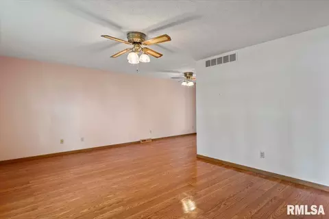 Living - 400 E Lynwood Dr, Athens, IL 62613 photo 1 of 4