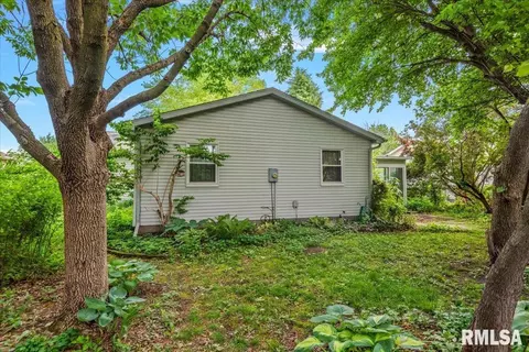 Exterior - 400 E Lynwood Dr, Athens, IL 62613 photo 8 of 10