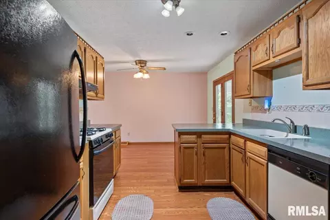 Kitchen - 400 E Lynwood Dr, Athens, IL 62613 photo 2 of 2