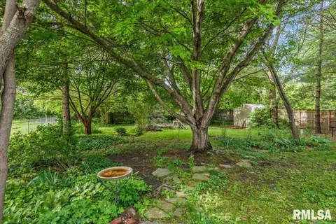 Exterior - 400 E Lynwood Dr, Athens, IL 62613 photo 5 of 10