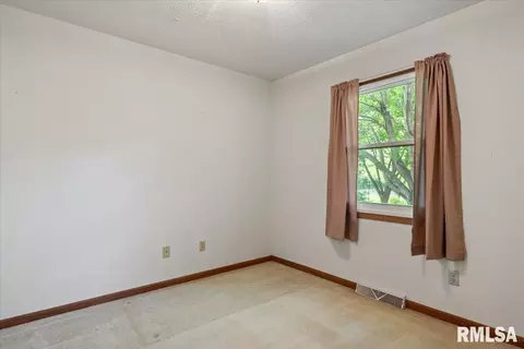 Bedroom - 400 E Lynwood Dr, Athens, IL 62613 photo 3 of 6