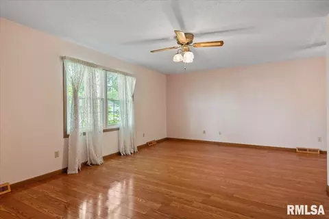 Living - 400 E Lynwood Dr, Athens, IL 62613 photo 2 of 4