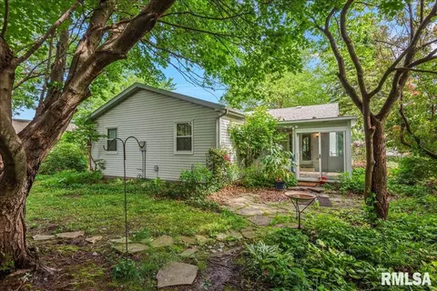 Exterior - 400 E Lynwood Dr, Athens, IL 62613 photo 6 of 10
