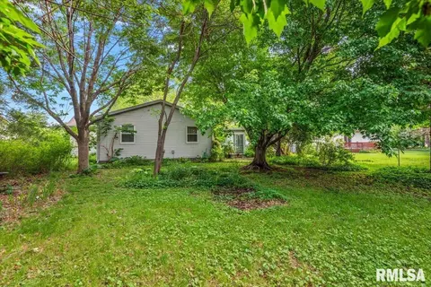 Exterior - 400 E Lynwood Dr, Athens, IL 62613 photo 9 of 10