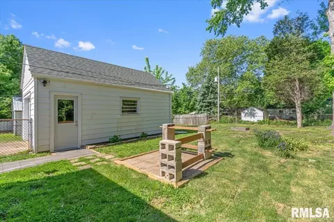 Exterior - 749 N Walnut St, Springfield, IL 62702 photo 7 of 9