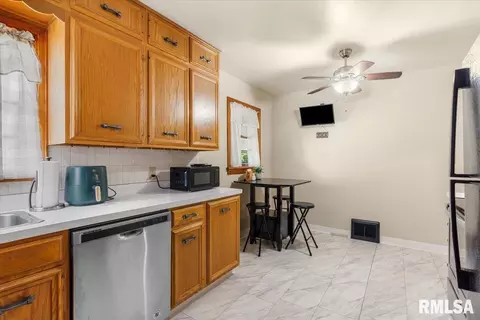 Kitchen - 749 N Walnut St, Springfield, IL 62702 photo 4 of 5