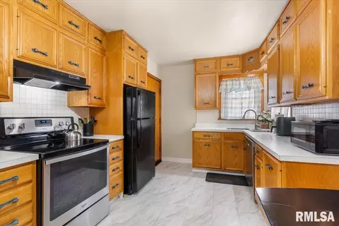 Kitchen - 749 N Walnut St, Springfield, IL 62702 photo 3 of 5