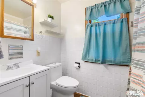 Bath - 749 N Walnut St, Springfield, IL 62702 photo 1 of 1