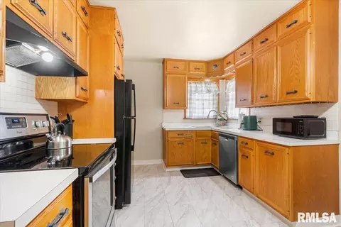 Kitchen - 749 N Walnut St, Springfield, IL 62702 photo 2 of 5