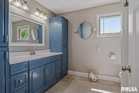 Bath - 61 Sarah Ave, Springfield, IL 62703 photo 2 of 3