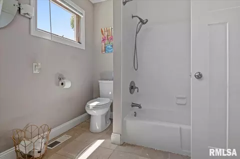 Bath - 61 Sarah Ave, Springfield, IL 62703 photo 3 of 3