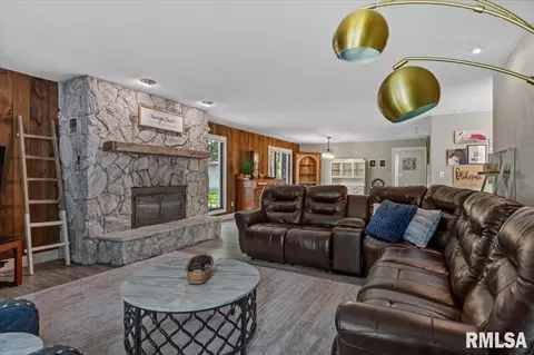 Living - 61 Sarah Ave, Springfield, IL 62703 photo 2 of 4