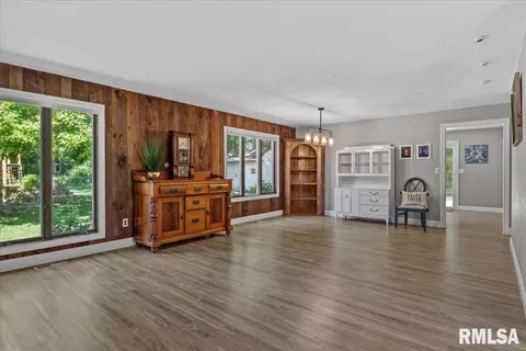 Living - 61 Sarah Ave, Springfield, IL 62703 photo 3 of 4