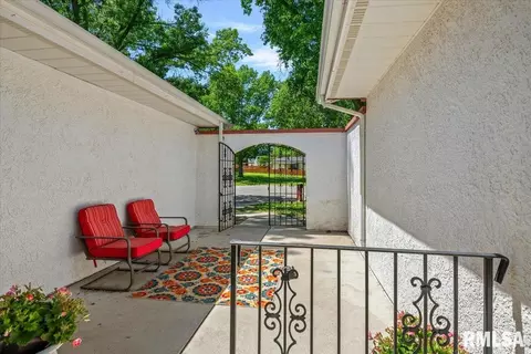 Exterior - 61 Sarah Ave, Springfield, IL 62703 photo 5 of 10