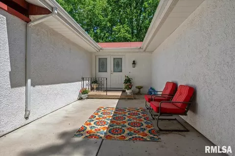 Exterior - 61 Sarah Ave, Springfield, IL 62703 photo 4 of 10