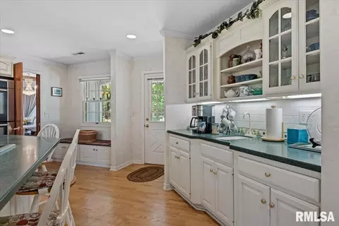 Kitchen - 50 W Hazel Dell Ln, Springfield, IL 62703 photo 5 of 8