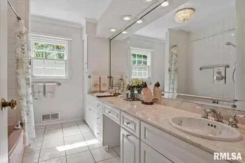 Bath - 50 W Hazel Dell Ln, Springfield, IL 62703 photo 2 of 5