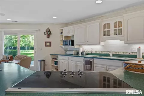 Kitchen - 50 W Hazel Dell Ln, Springfield, IL 62703 photo 3 of 8