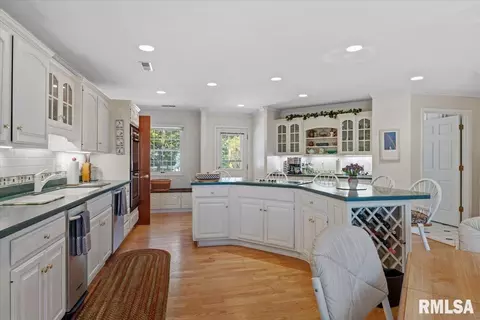 Kitchen - 50 W Hazel Dell Ln, Springfield, IL 62703 photo 7 of 8