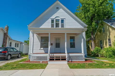 322 3rd St, Lincoln, IL 62656