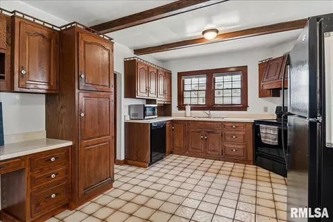 Kitchen - 2501 S 7th St, Springfield, IL 62703 photo 2 of 3