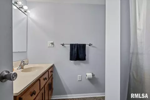Bath - 12 N Oxford Rd, Springfield, IL 62702 photo 2 of 2