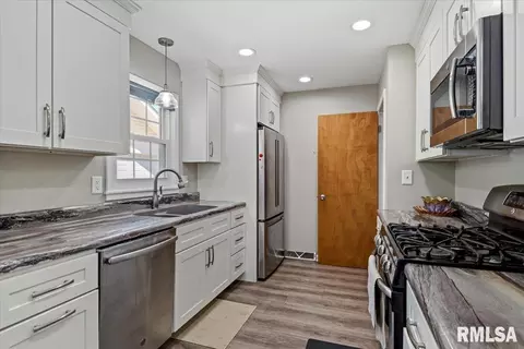 Kitchen - 12 N Oxford Rd, Springfield, IL 62702 photo 3 of 4