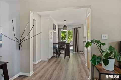 Entry Way - 12 N Oxford Rd, Springfield, IL 62702 photo 2 of 2