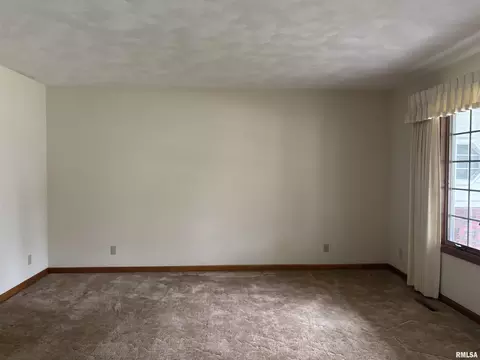 Living - 2524 Winfield Dr, Springfield, IL 62704 photo 1 of 5