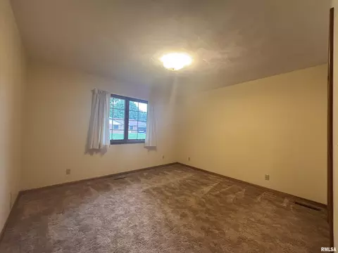 Bedroom - 2524 Winfield Dr, Springfield, IL 62704 photo 2 of 4