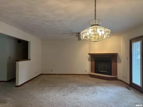 Living - 2524 Winfield Dr, Springfield, IL 62704 photo 2 of 5