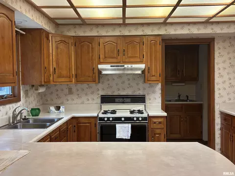 Kitchen - 2524 Winfield Dr, Springfield, IL 62704 photo 3 of 4