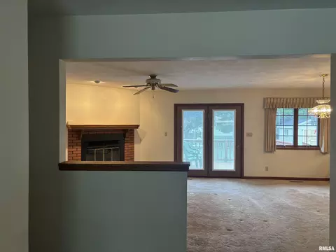 Living - 2524 Winfield Dr, Springfield, IL 62704 photo 4 of 5