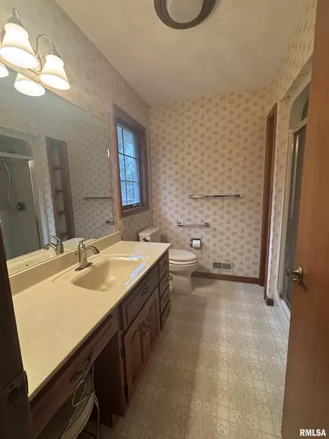 Bath - 2524 Winfield Dr, Springfield, IL 62704 photo 3 of 4