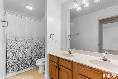 Bath - 3700 Bergamot Dr, Springfield, IL 62712 photo 3 of 3