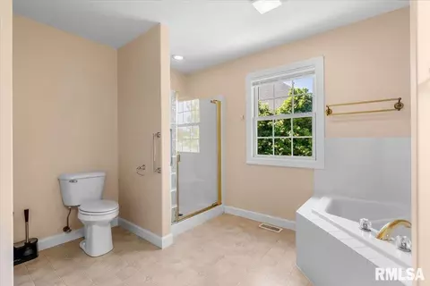 Bath - 3700 Bergamot Dr, Springfield, IL 62712 photo 2 of 3