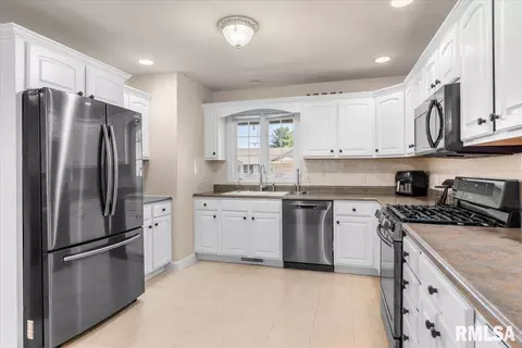 Kitchen - 3700 Bergamot Dr, Springfield, IL 62712 photo 2 of 2