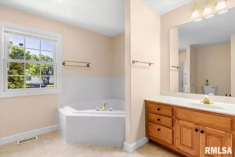 Bath - 3700 Bergamot Dr, Springfield, IL 62712 photo 1 of 3