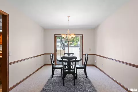 Dining - 2529 Wydown Ave, Springfield, IL 62704 photo 2 of 3