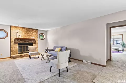 Living - 2529 Wydown Ave, Springfield, IL 62704 photo 5 of 5