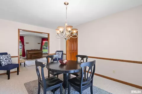 Dining - 2529 Wydown Ave, Springfield, IL 62704 photo 3 of 3