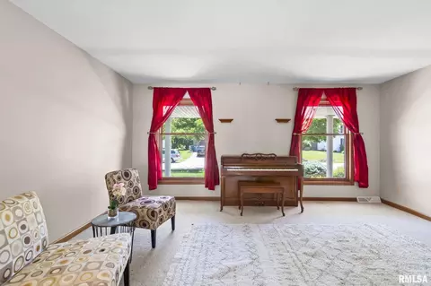 Living - 2529 Wydown Ave, Springfield, IL 62704 photo 3 of 5
