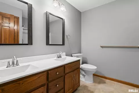 Bath - 2529 Wydown Ave, Springfield, IL 62704 photo 3 of 4