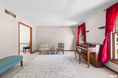 Living - 2529 Wydown Ave, Springfield, IL 62704 photo 1 of 5