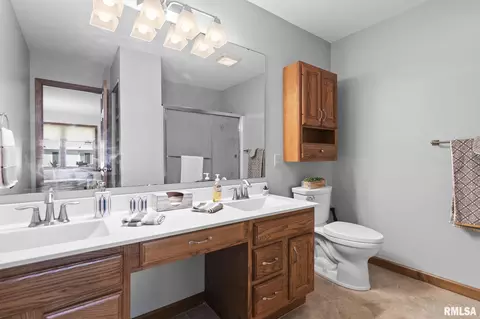 Bath - 2529 Wydown Ave, Springfield, IL 62704 photo 1 of 4