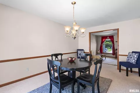 Dining - 2529 Wydown Ave, Springfield, IL 62704 photo 1 of 3