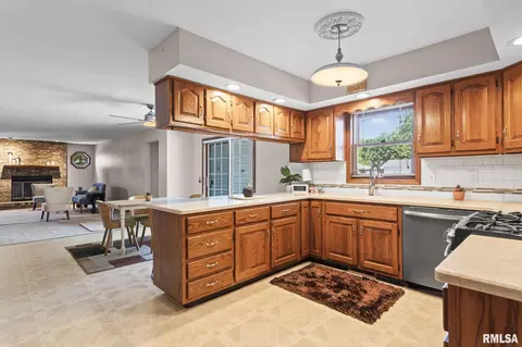 Kitchen - 2529 Wydown Ave, Springfield, IL 62704 photo 2 of 2
