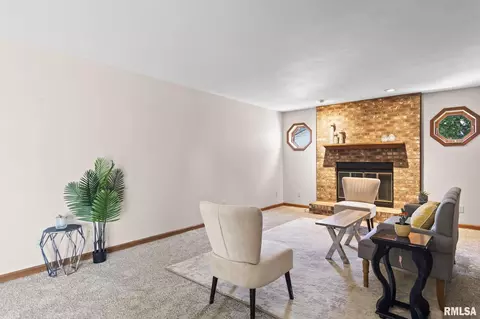 Living - 2529 Wydown Ave, Springfield, IL 62704 photo 4 of 5