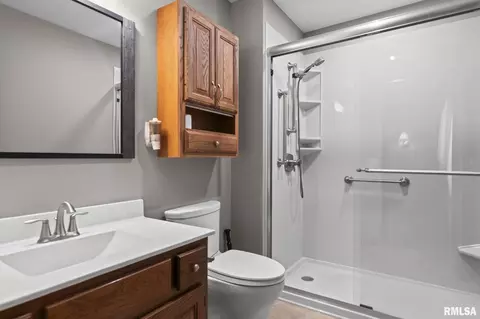 Bath - 2529 Wydown Ave, Springfield, IL 62704 photo 2 of 4
